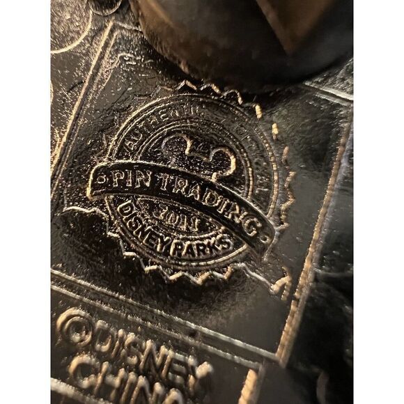 Disney Mickey Mouse Character Cupcake Trading Pin 2011 - Picture 3 of 5